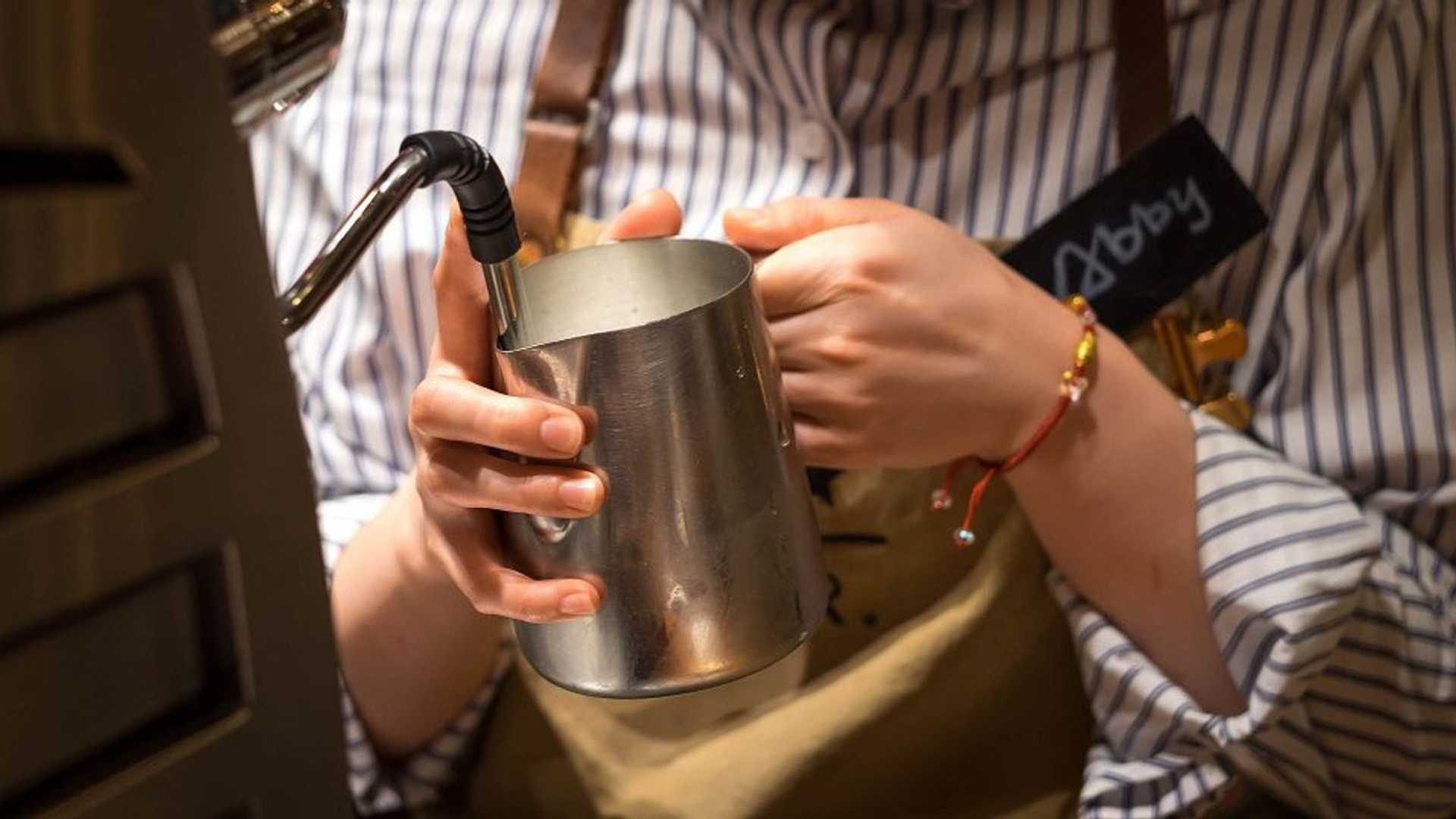 스타벅스 'Virtual Barista Alex'와 맥도날드 AI Crew 2025가 증명한 것: 글로벌 F&B 브랜드가 자체 AI 직원 캐릭터로 고객 충성도 380% 상승시킨 브랜드 IP 혁명