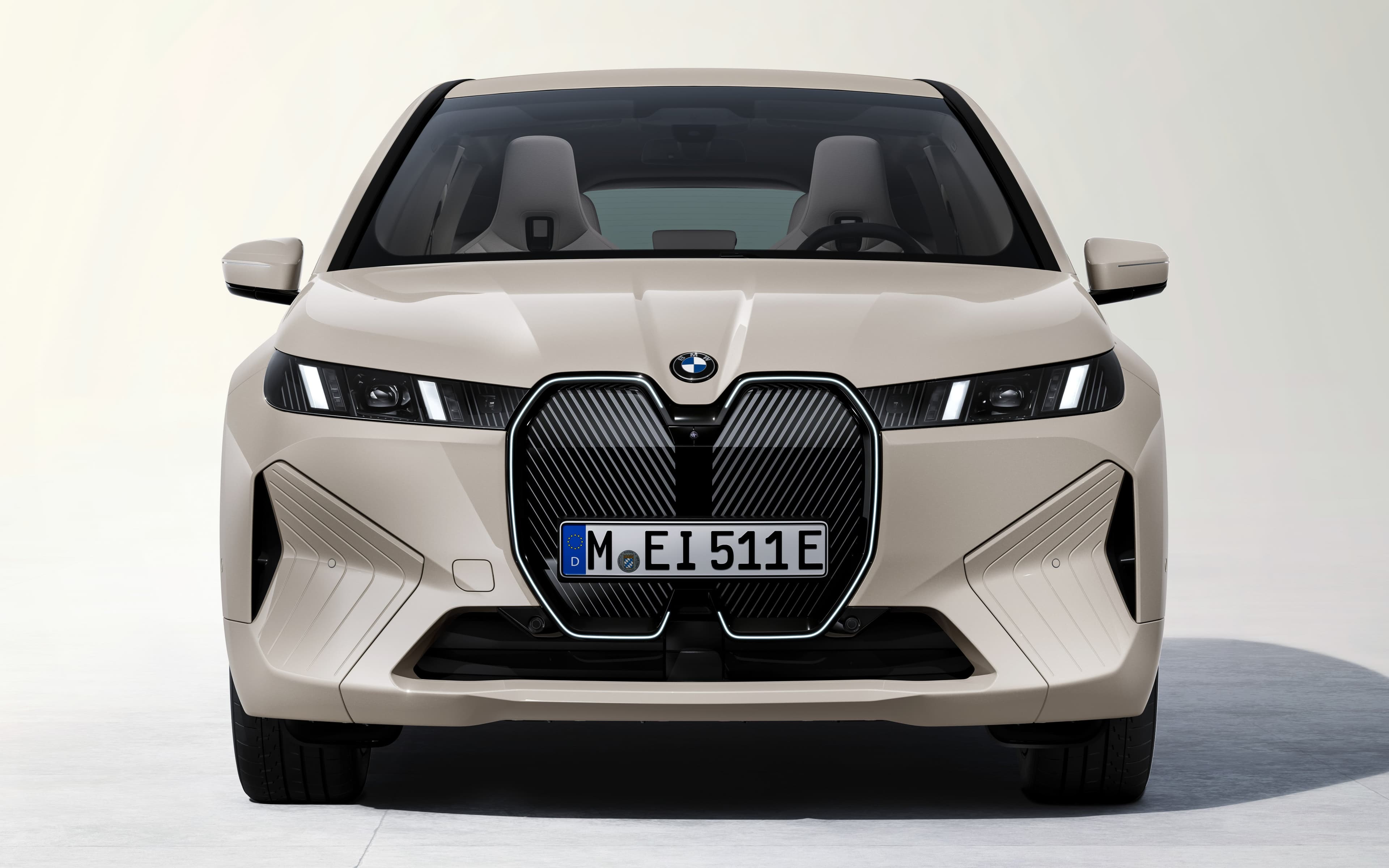 BMW iX 2025, AI CEO가 직접 발표한다: Synthesia 2.0이 바꾼 기업 커뮤니케이션의 미래